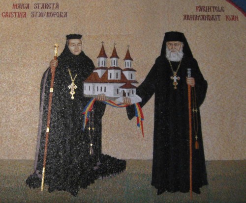 Mosaico votivo del padre Juan Iovan y la abadesa Cristina en Recea, Rumanía.