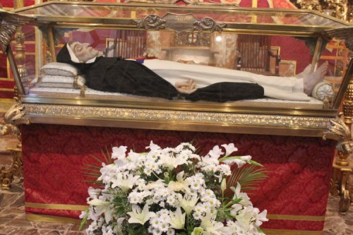 Urna con la figura yacente del Santo en Córdoba. Fuente: cofrades.sevilla.abc.es.