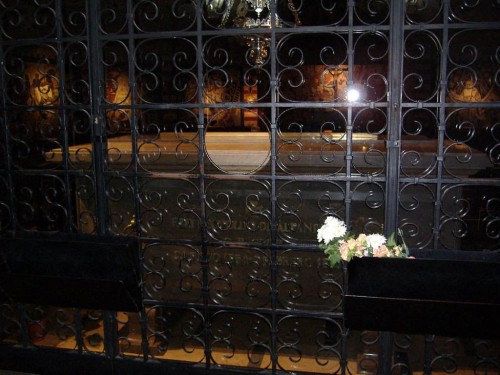 Vista del sepulcro actual del Santo en el convento.