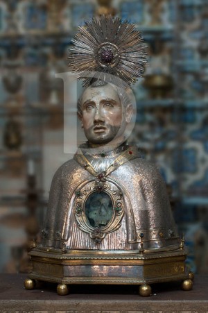 Relicario del cráneo en el monasterio de la Santa Cruz de Coimbra, Portugal.