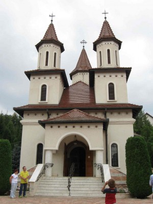 Fachada de la iglesia del monasterio de Recea, Rumanía.