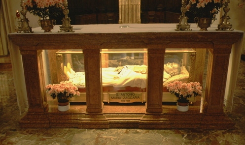 Urna con los restos del santo en la iglesia de los barnabitas en Milán, Italia.