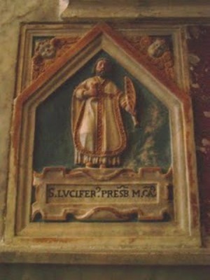 Nicho sepulcral que contiene las reliquias de San Lucífero, sacerdote mártir, en la cripta de la catedral de Cagliari.