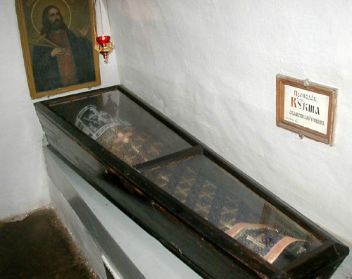 Urna con el cuerpo incorrupto de San Kuksha, hieromártir, en la Laura de las Grutas de Kiev.