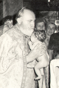 Fotografía del padre Juan Iovan de Recea bautizando a un niño.
