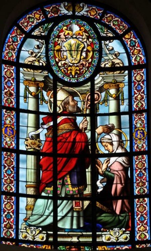 San Eutropio bautiza a Santa Estela. Vidriera decimonónica en la catedral de La Rochelle, Francia.