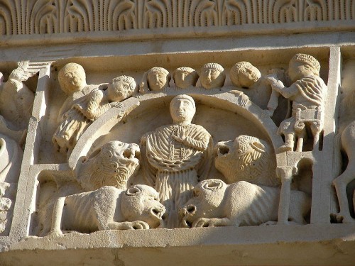 San Cerbonio con los animales. Fachada de la catedral de Massa Marittima, Italia.