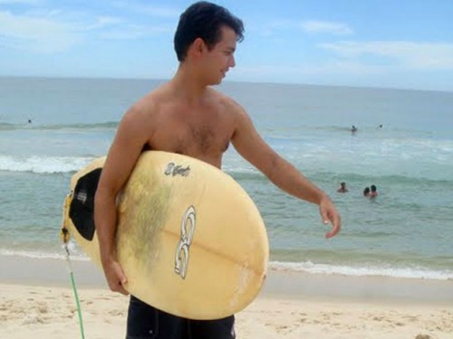 Fotografía del Siervo de Dios Guido Vidal França Schäffer practicando surf.