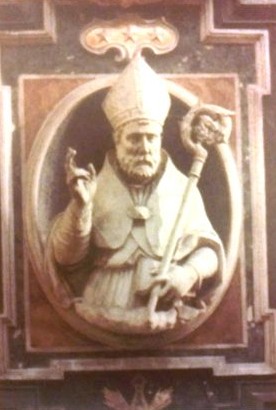Relieve escultórico de San Urso en la catedral de Nápoles, Italia.