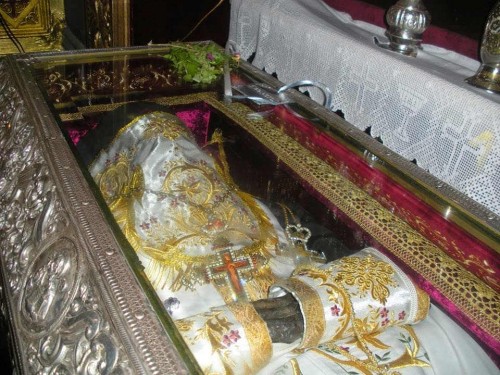 Detalle del cuerpo incorrupto del Santo.