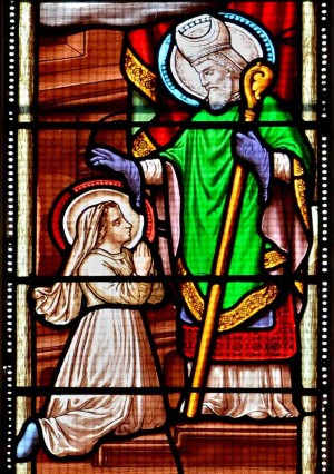 El Santo bendice a Santa Estela. Vidriera en la iglesia de Mathes en Charente-Maritime (Francia).