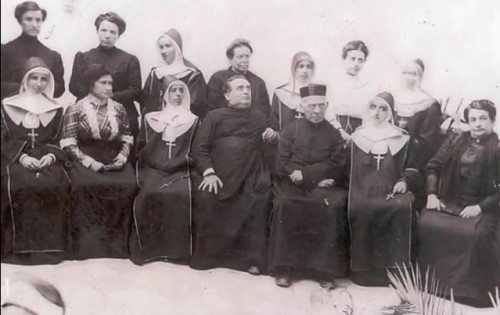 El Beato Faustino acompañado de las primeras religiosas y demas amigos.