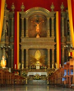 Vista completa del altar mayor, con el Cristo coronándolo. Fotografía: Parroquia de San Juan Bautista de Mexicaltzingo.