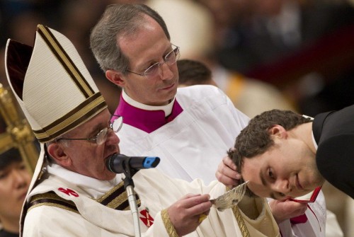 Bautizo de un joven adulto durante la segunda Vigilia Pascual del papa Francisco.
