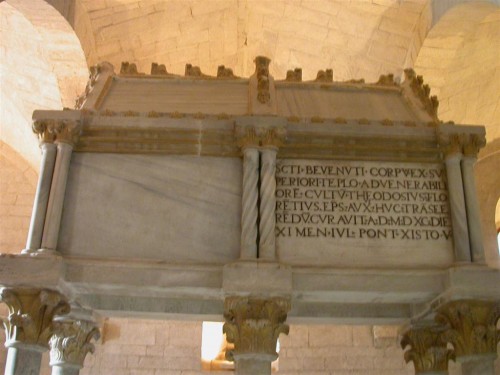 Sepulcro en la cripta de la catedral de Osimo, Italia.