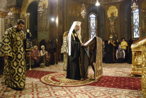 El Patriarca Daniel leyendo el Canon de San Andrés de Creta. Sólo en la Gran Cuaresma visten ropas negras.