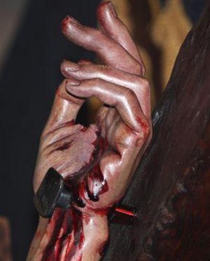 Detalle de la mano de un Cristo Crucificado con el clavo correctamente insertado desde el rigor histórico y anatómico.