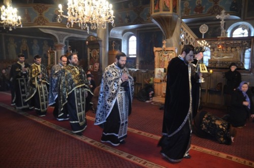 Ceremonia durante la liturgia de los dones presantificados. Los sacerdotes llevan ropas negras sólo en esta ocasión.