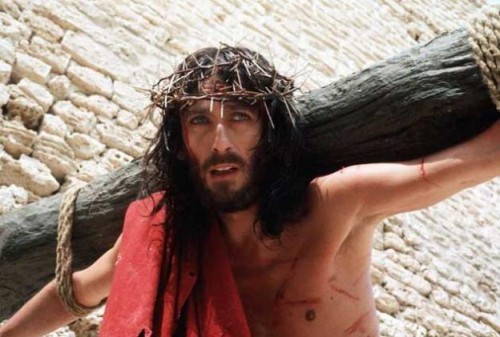 "Jesús de Nazaret" (1977), protagonizada por Robert Powell, es otra producción en la que podemos ver a Cristo cargando correctamente el patibulum.