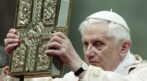 El papa Benedicto XVI durante la Liturgia de la Palabra en la Vigilia Pascual del año 2011.