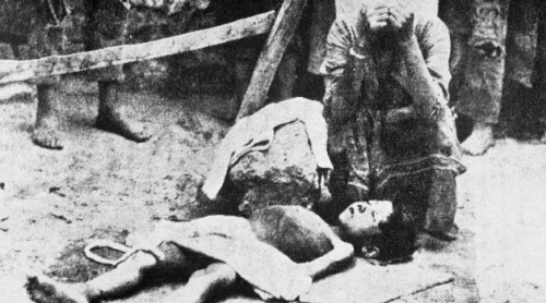 Mujer armenia llorando a su hijo, muerto de hambre.