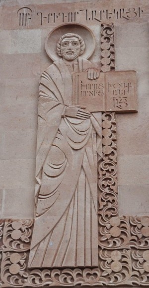 Relieve del santo en la fachada de la catedral moscovita de la Santa Cruz.