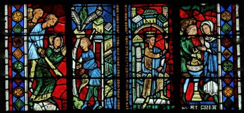 Vidriera del martirio de Santa Valeria: rechazando sacrificar a Silvano (dcha.) y molida a palos por los paganos (izqda.). Vidriera gótica de la catedral de Le Mans, Francia.