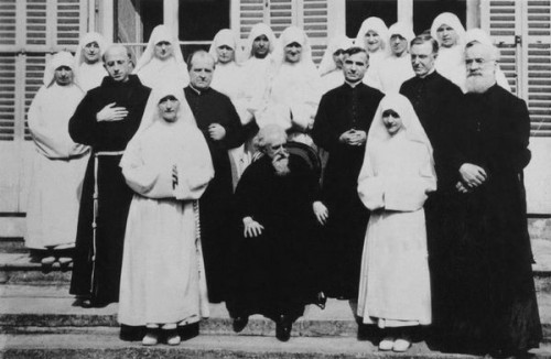 El Beato fotografiado con los religiosos y las religiosas de su Obra.