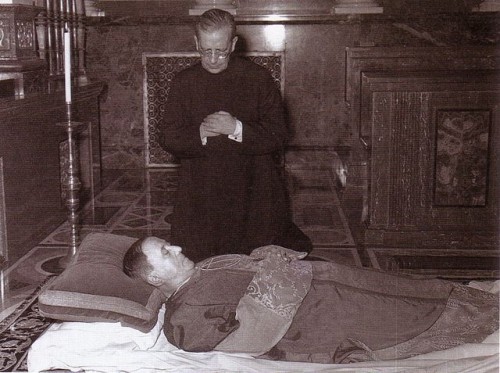El Beato junto al cuerpo presente de San Josemaría.