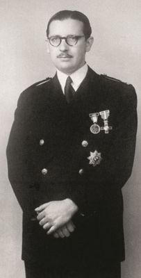 Álvaro con el uniforme de la escuela de ingenieros, según la costumbre de 1944.
