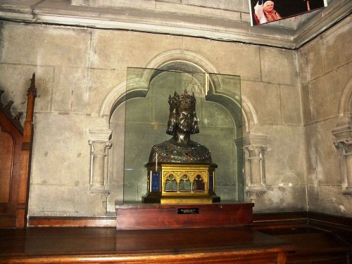 Busto relicario en la catedral de Notre Dame de París (Francia).