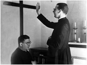 Bendición del recien creado sacerdote al fundador.