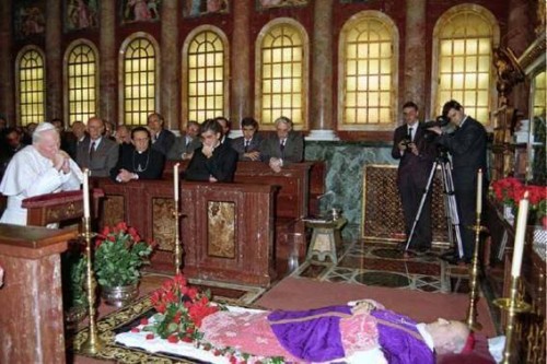 Juan Pablo II velando el cuerpo del difunto Beato.