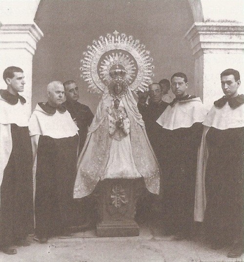 Los fundadores del Santuario de la Virgen de El Henar, con el P. Alberto al lado de la Virgen. Foto de 1924.