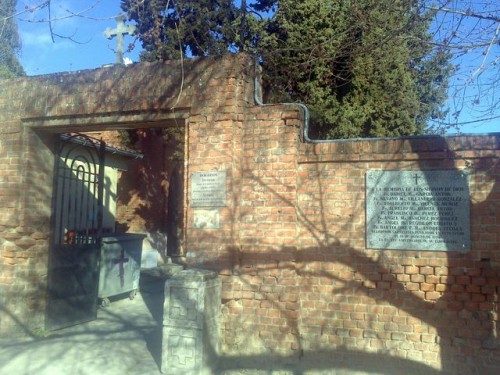 Lápida conmemorativa de los martires en las tapias donde fueron fusilados.