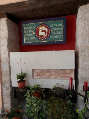 Lápida de los Beatos en el claustro de El Henar.
