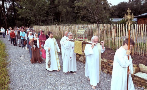 Procesión con las reliquias de San Tugdual de Saint-Dolay (Iglesia Celta Ortodoxa).