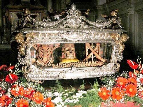 Reliquias de los santos en la catedral de Chioggia (Italia).
