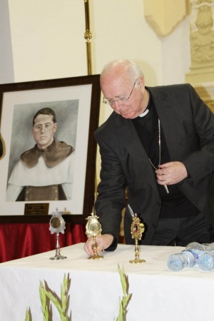 El obispo de Albacete con una reliquia ex indumentis del Beato.