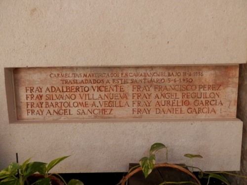 Detalle de la lápida de los beatos carmelitas.