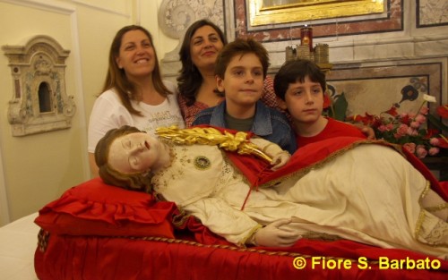 Devotos fotografiados con la imagen-relicario yacente que es llevada en barca con ocasión de sus fiestas. Lacco Ameno, Ischia (Italia). Fotografía: Fiore S. Barbato.