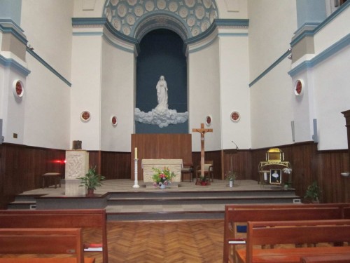 Urna con las reliquias de la Santa en la iglesia.