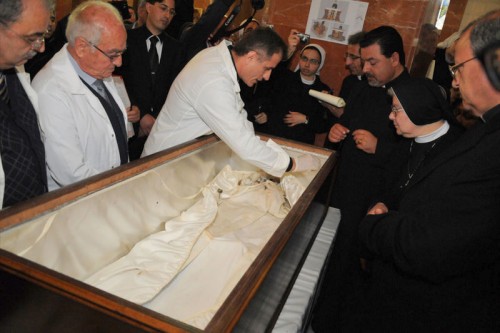 Exhumación de los restos de la Santa.