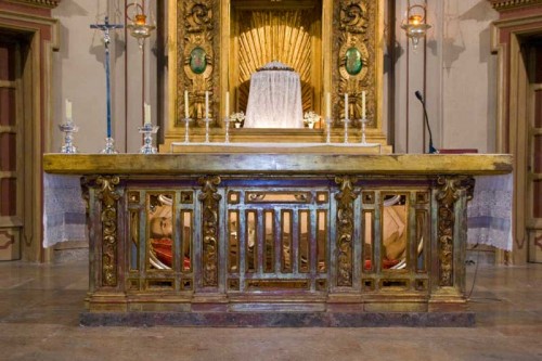 Urna del Beato en la iglesia de San Jaime de Riudoms, España.