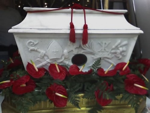 Urna con las reliquias de la Santa en la catedral de Nápoles, Italia.