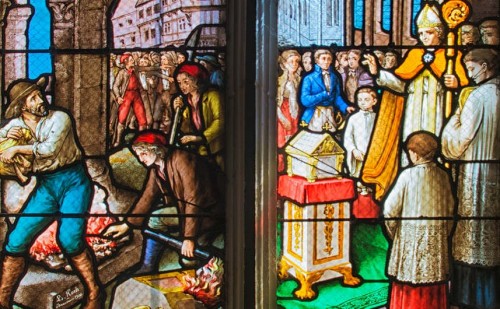 Escenas de profanación, rescate, reconocimiento y desagravio de las reliquias de la Santa. Capilla de la Santa en Dargies, Francia.