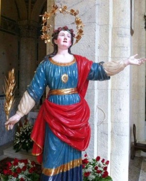 Imagen procesional de la Santa en Sora (Italia), que lleva una reliquia en el pecho.