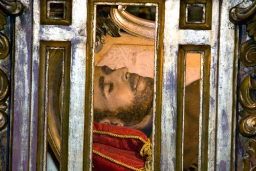 Detalle de la figura de cera que contiene las reliquias del Santo.