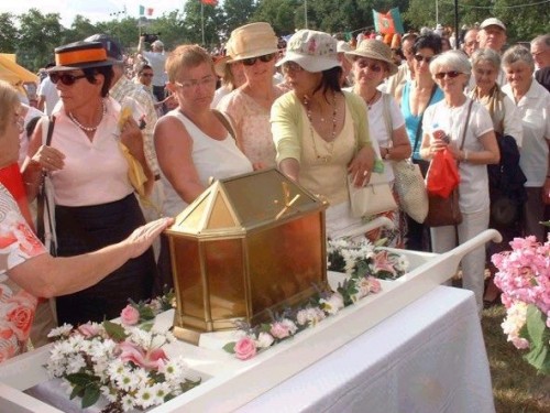 Urna con las reliquias de la Santa el día de su beatificación.