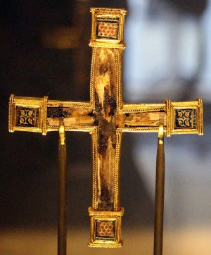 Lignum crucis procedente de Constantinopla (realizado entre el 1090-1110) y que se conserva actualmente en el Museo Diocesano de Génova (Italia).